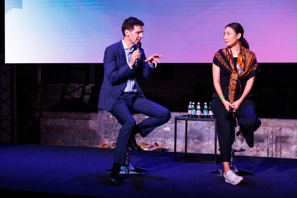The World's 50 Best Restaurants 2025 記者会見で「流動性」について語る「レ・カランドレ」のマッシミリアーノ・アライモ氏。(写真左)(World's 50 Best提供)